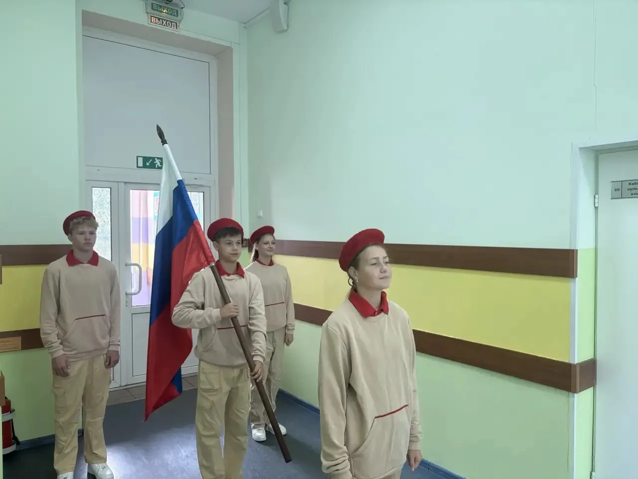 Начало недели в МБОУ «Эффективная школа» (корпус 4, школа №5) 🇷🇺