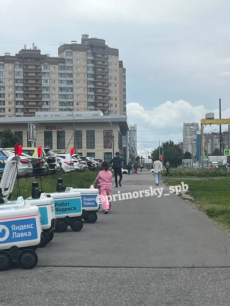 🤔 Прохожие сообщают, что практически каждый день маленький ребёнок гуляет на улице без...