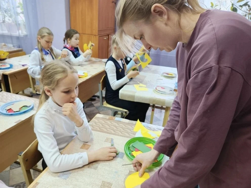 🌸 Пасхальное творчество 2 «А»  Накануне светлого праздника Пасхи наш 2 «А» класс вместе с классным р