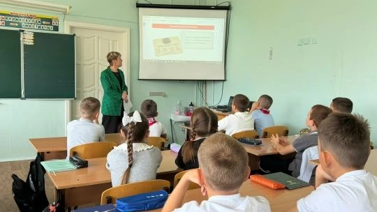 Утро 7 сентября в нашем лицее началось по традиции — с еженедельной линейки и исполнени...