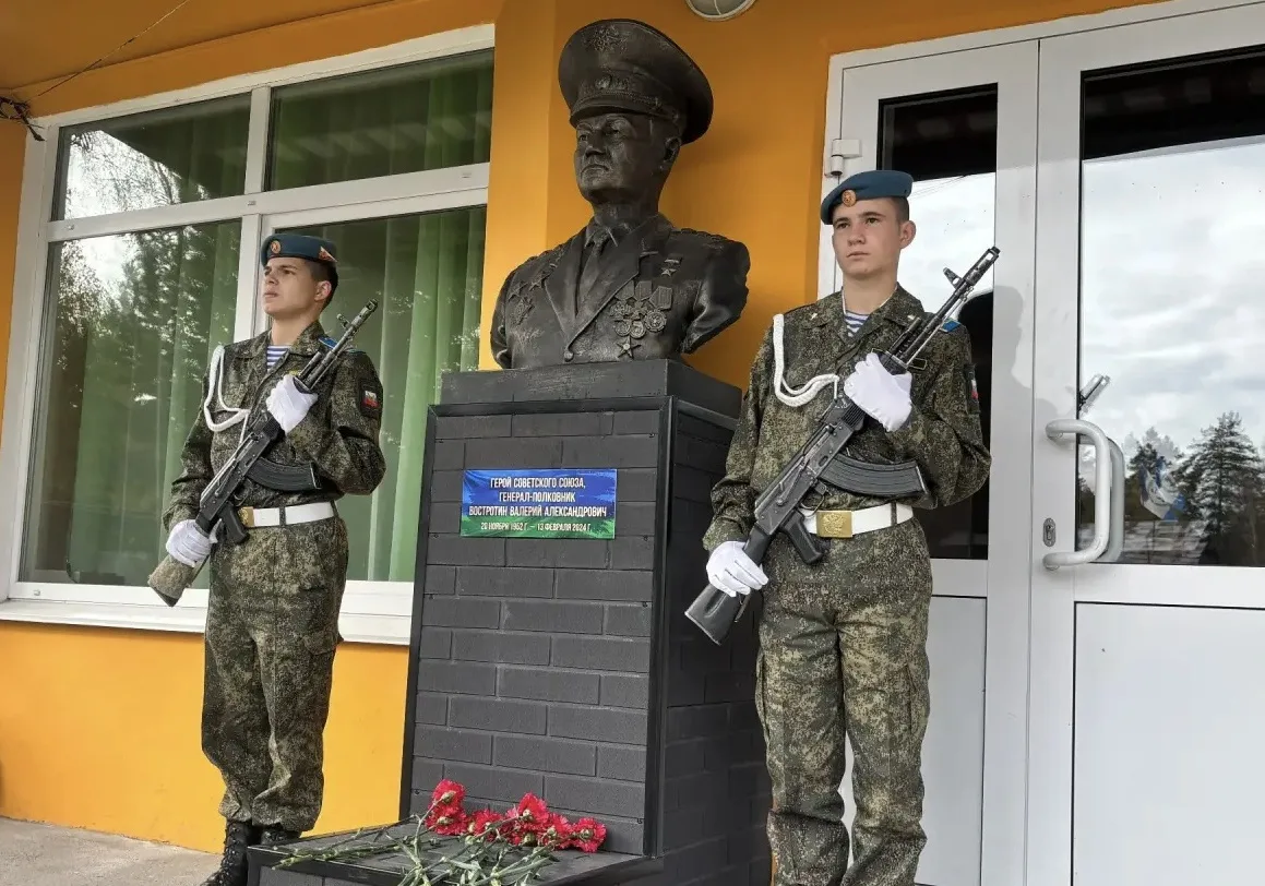 Бюст Героя Советского Союза Валерия Александровича Востротина открыли сегодня в Усольск...