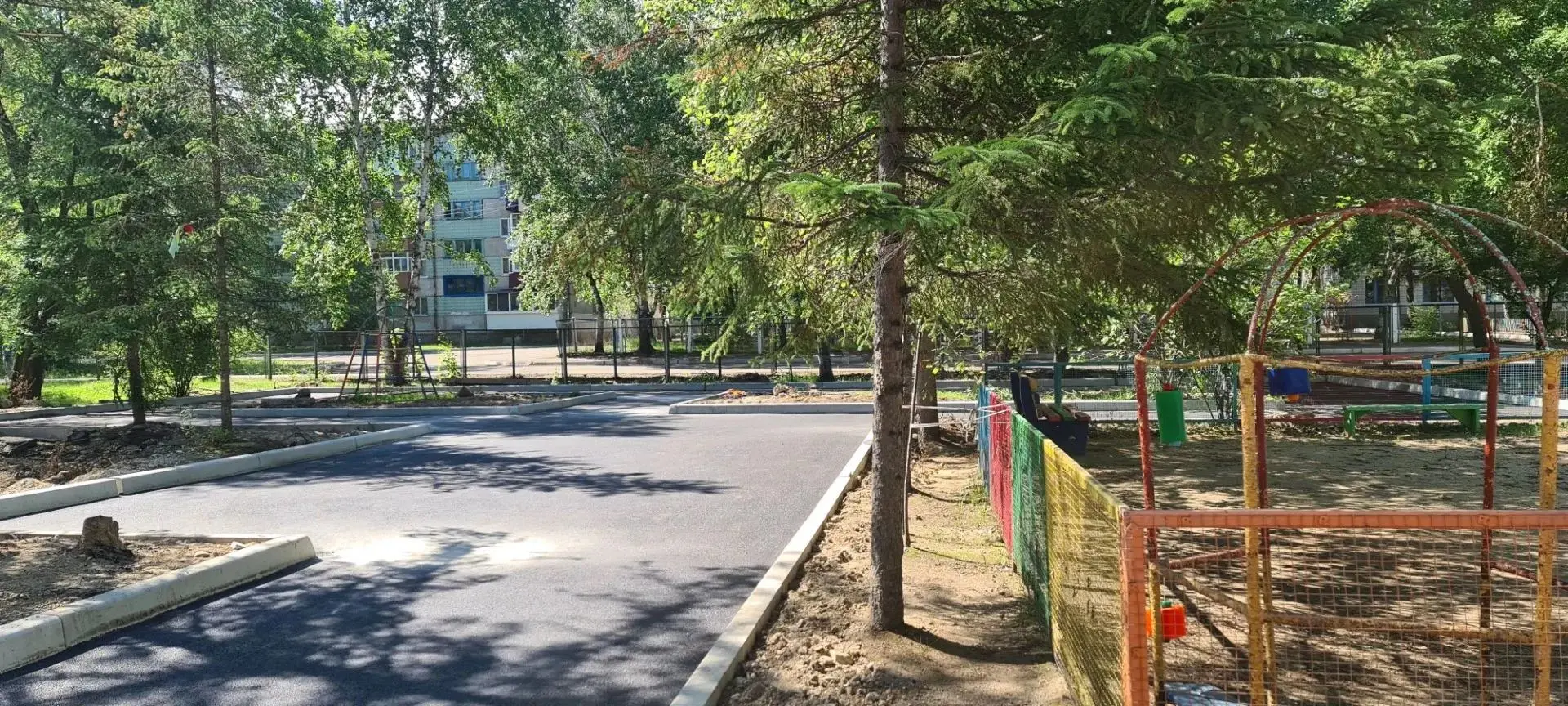 Продолжаем ремонт территории детских садов