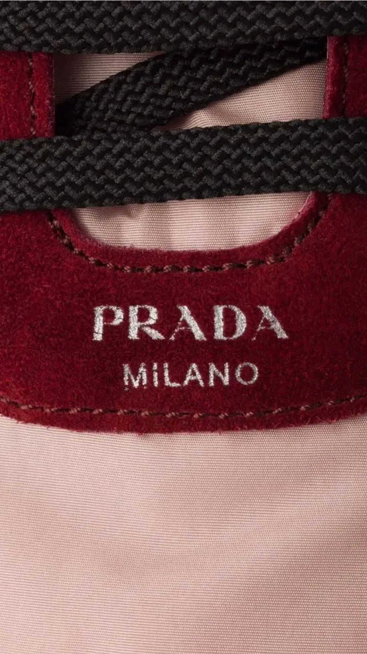 Как мне нравится тренд на  тканевые кеды. Особенно по душе PRADA. 😜