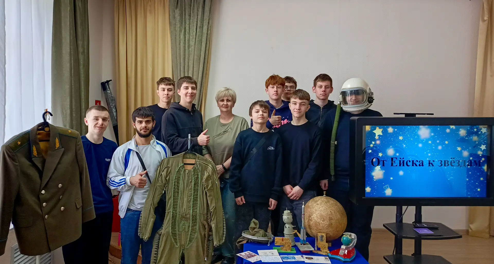🚀 Студенты группы ЭЛ-11 (куратор Л.С. Черных), группы ТО-11 (куратор С.Б. Либерова) и библиотекарь Н