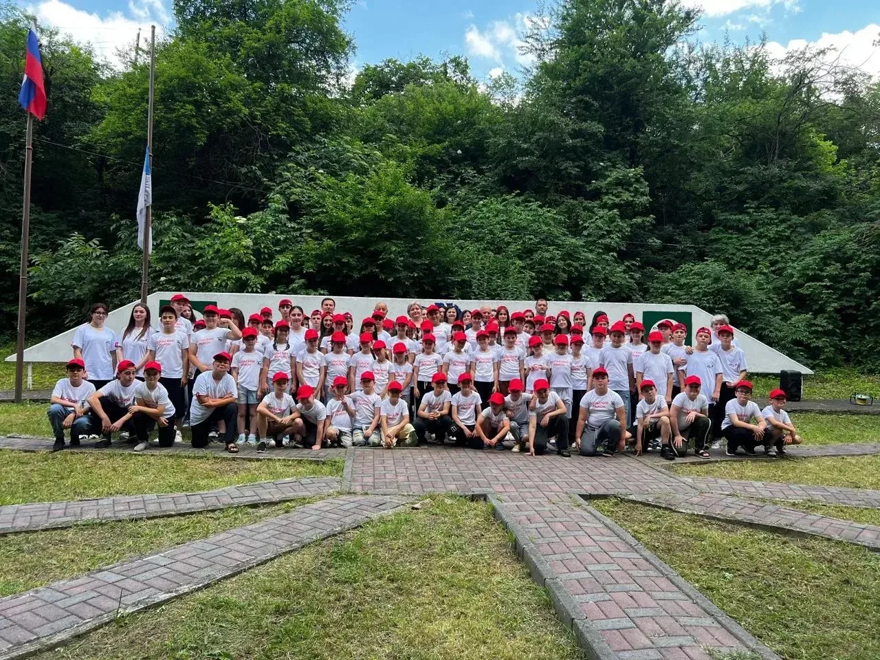 В детском оздоровительном лагере «Алые зори» дан старт первой летней смене. 

Торжественное открытие