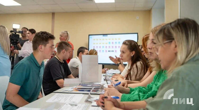 Работодатели предложили более трех тыс. рабочих мест во время ярмарки вакансий в ЛНР