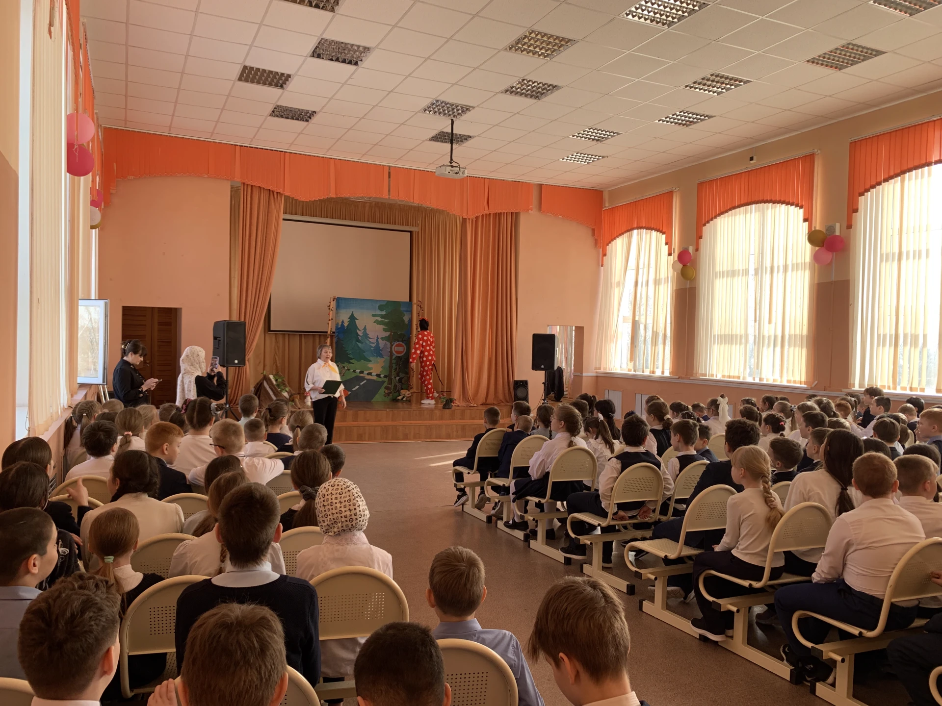 🎭 Волшебный мир театра распахнул свои двери в нашей гимназии! 25 марта в преддверии Всемирного дня т