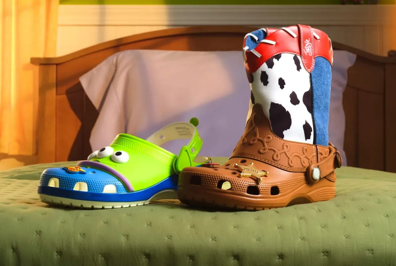 Модники, расчехляем кошельки: Crocs выпустила новые сабо в коллабе с Pixar — по «Истории игрушек».  