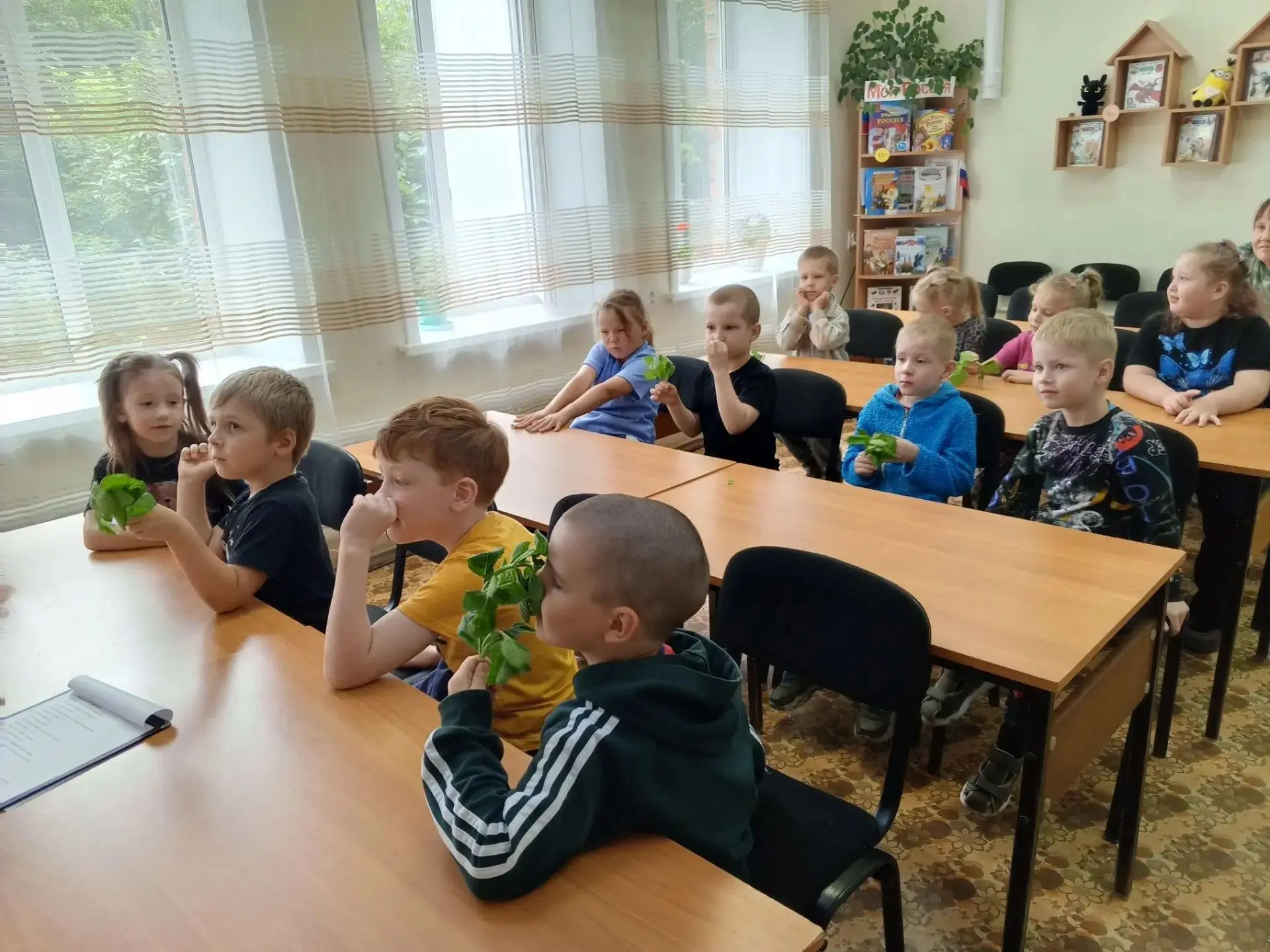 Сегодня воспитанники группы "Любознайки" с 6-7 лет посетили Буланашскую детскую библиот...
