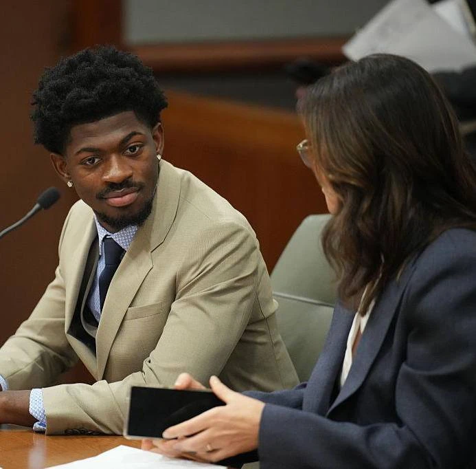😯 С рэпера Lil Nas X могут снять обвинения в нападении на полицейского  Судья Лос-Анджелеса разрешил
