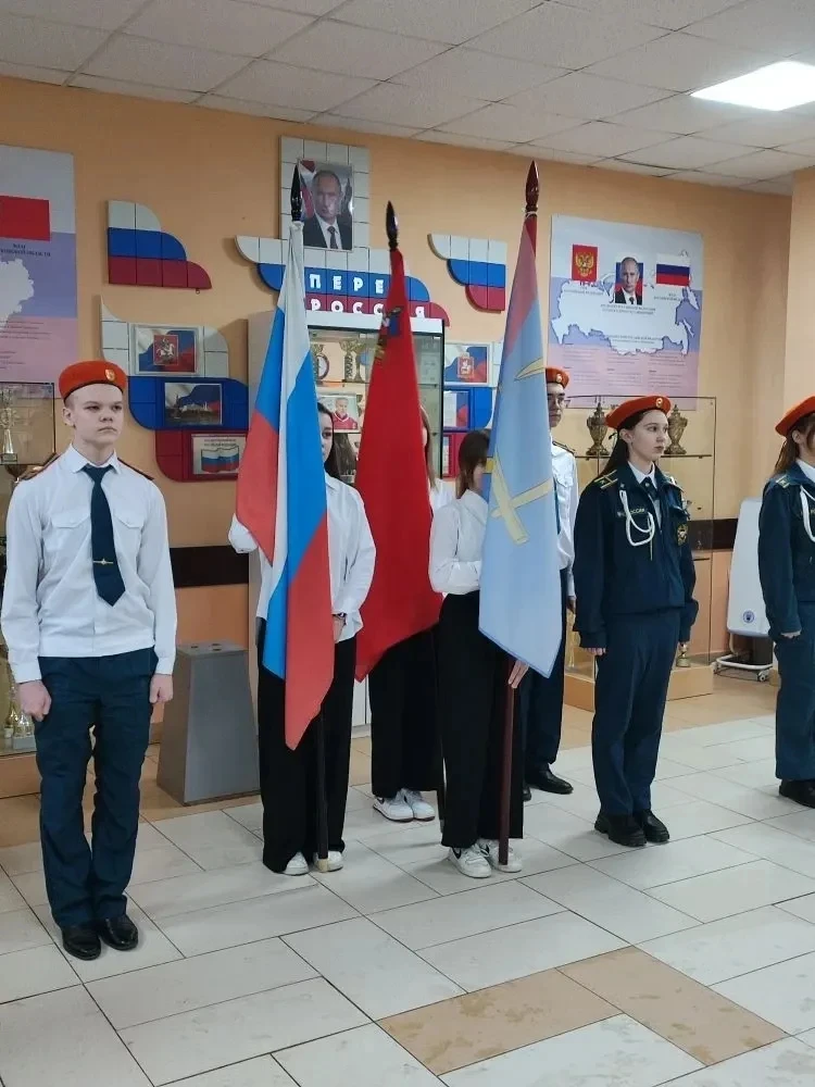 19 января в нашем лицее прошла традиционная утренняя линейка🇷🇺 Мы внесли флаг и дружно исполнили гим