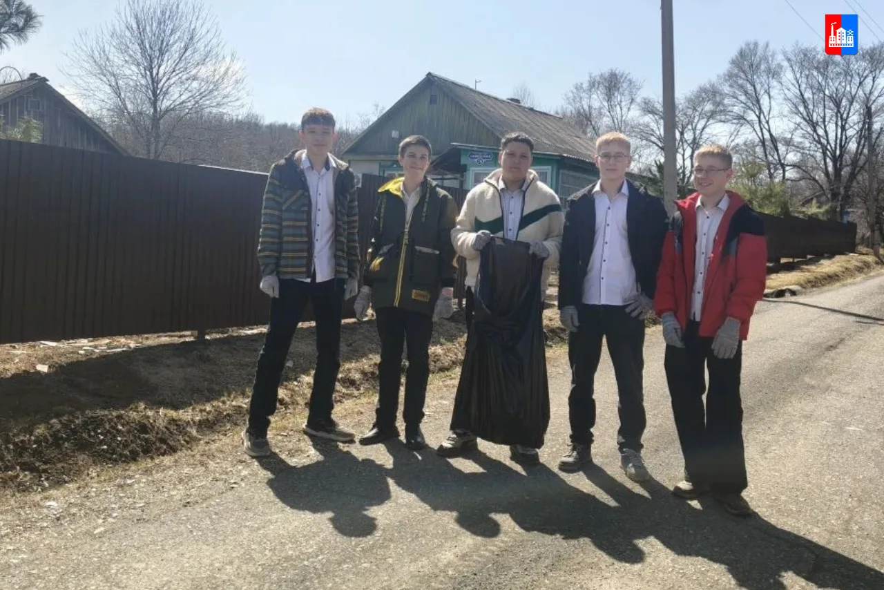 #молодежь_это_МЫ   Ученики Дубовской школы активно участвуют в жизни своего села, проявляя заботу об