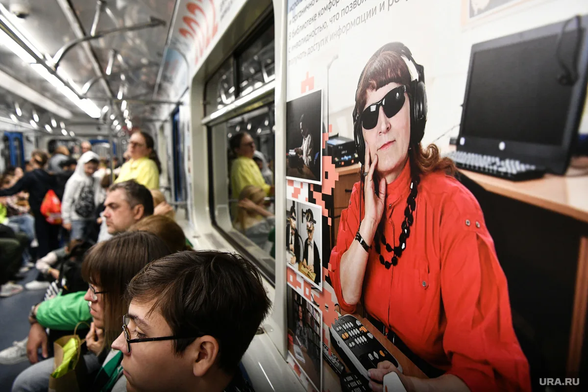 В екатеринбургском метро запустили «Книжный экспресс» — вагон-музей, посвященный литературной жизни 