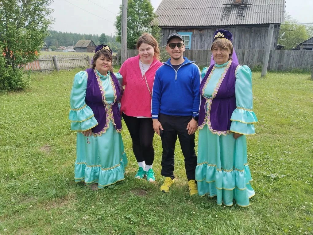 По горам и городам,
И нехоженым местам,
Ходит твердо, ходит быстро
Нога бравого туриста. 🛤️