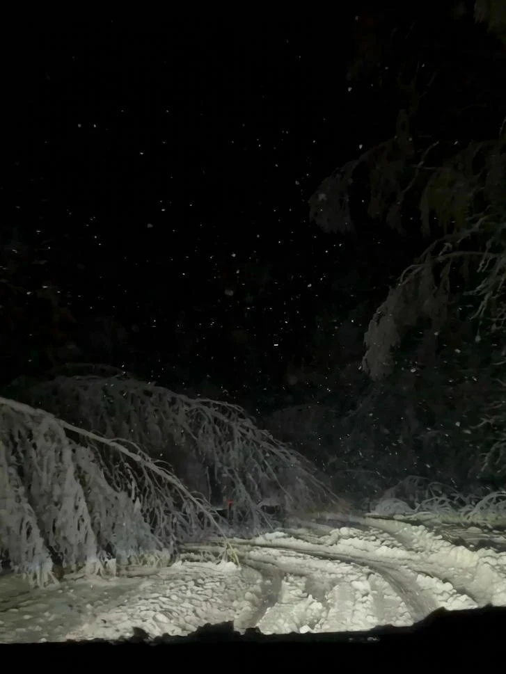 Трассу "Качканар - Нижняя Тура" ночью завалило снегом⛄️