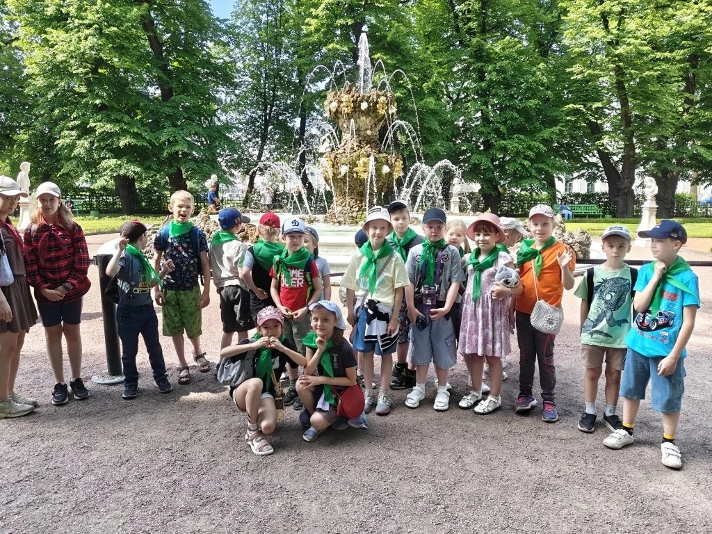 🌿 День выездных прогулок в лагере прошёл ярко и насыщенно!

Ребята побывали в самых красивых уголка