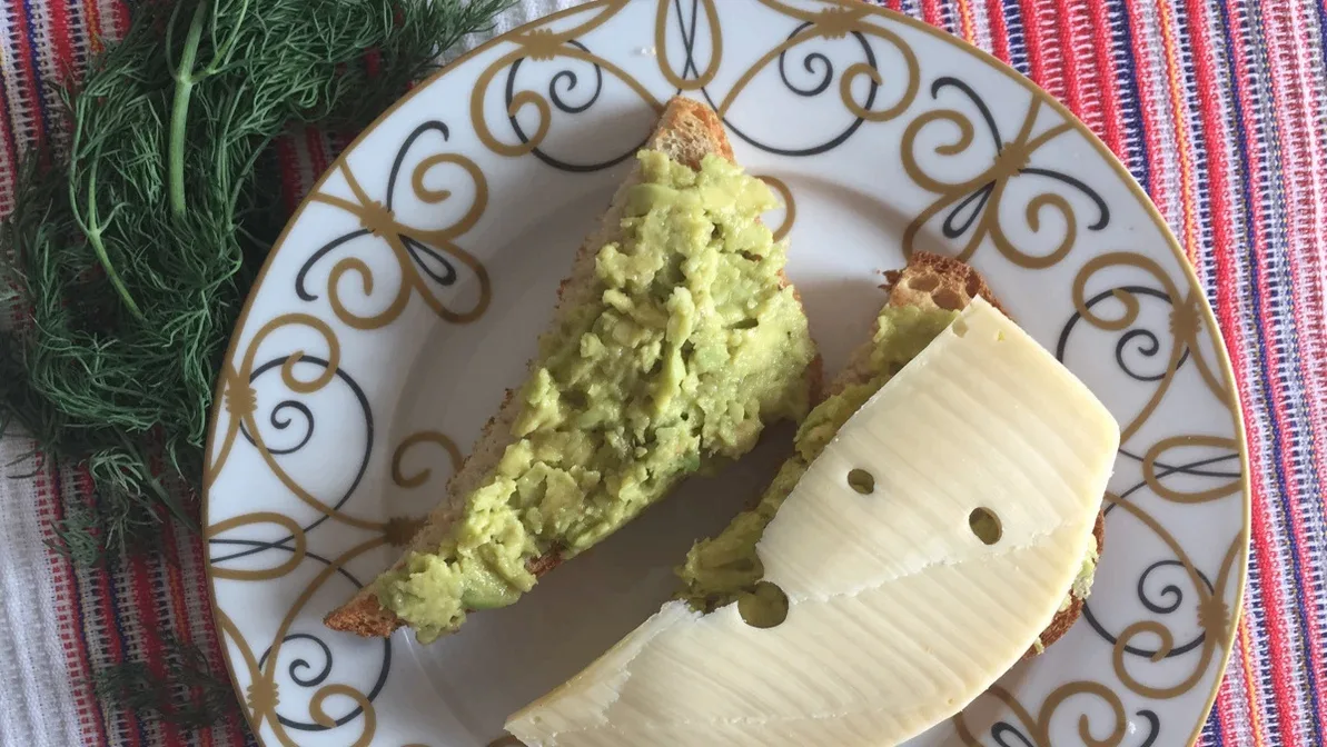 🍞 Бутерброд с авокадо и сыром — быстрый завтрак или перекус с чесночной пастой из авок...