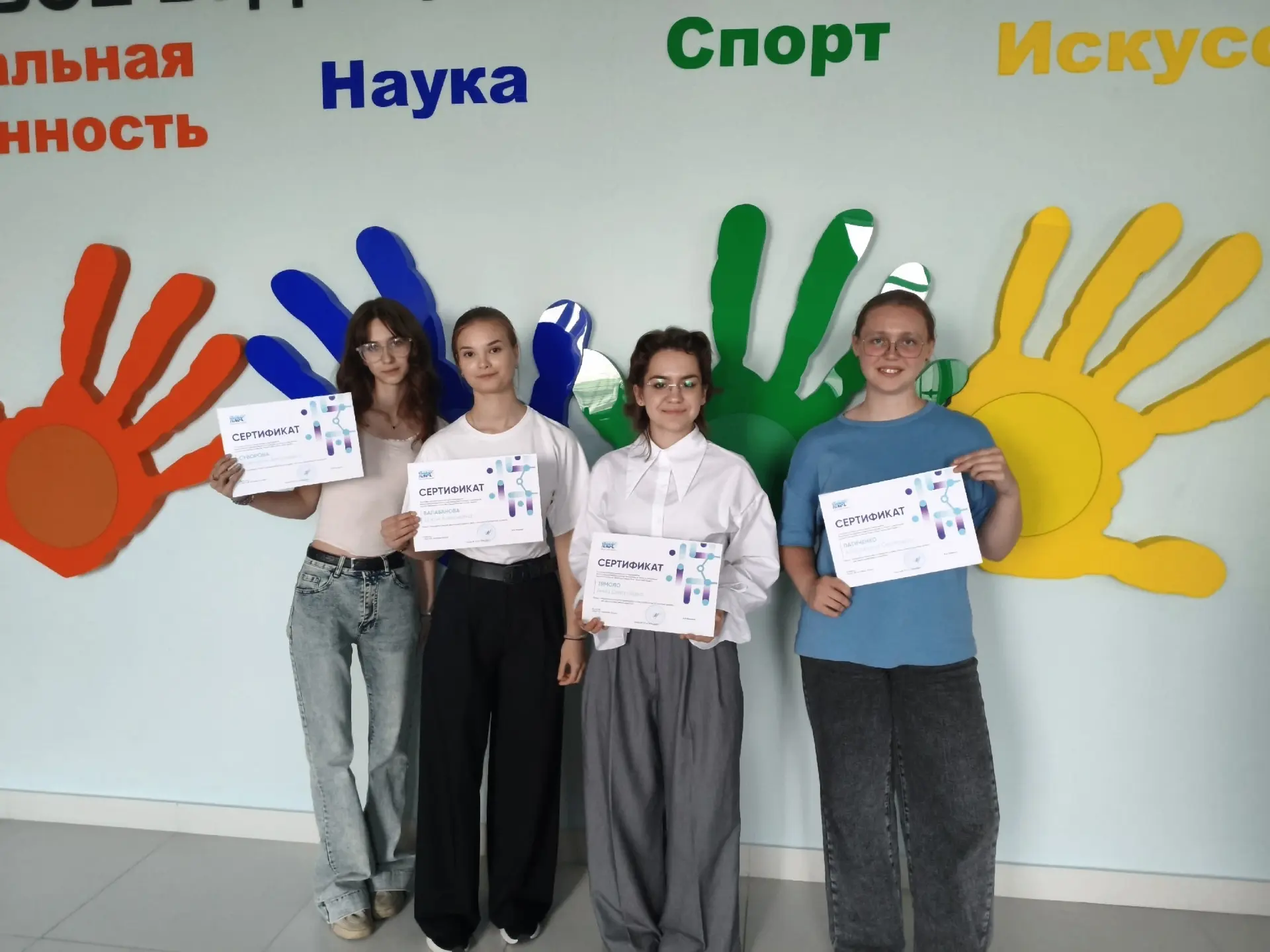 В Естественно-научной профшколе БелГУ завершилась программа наставничества для молодых учёных🧪

Все