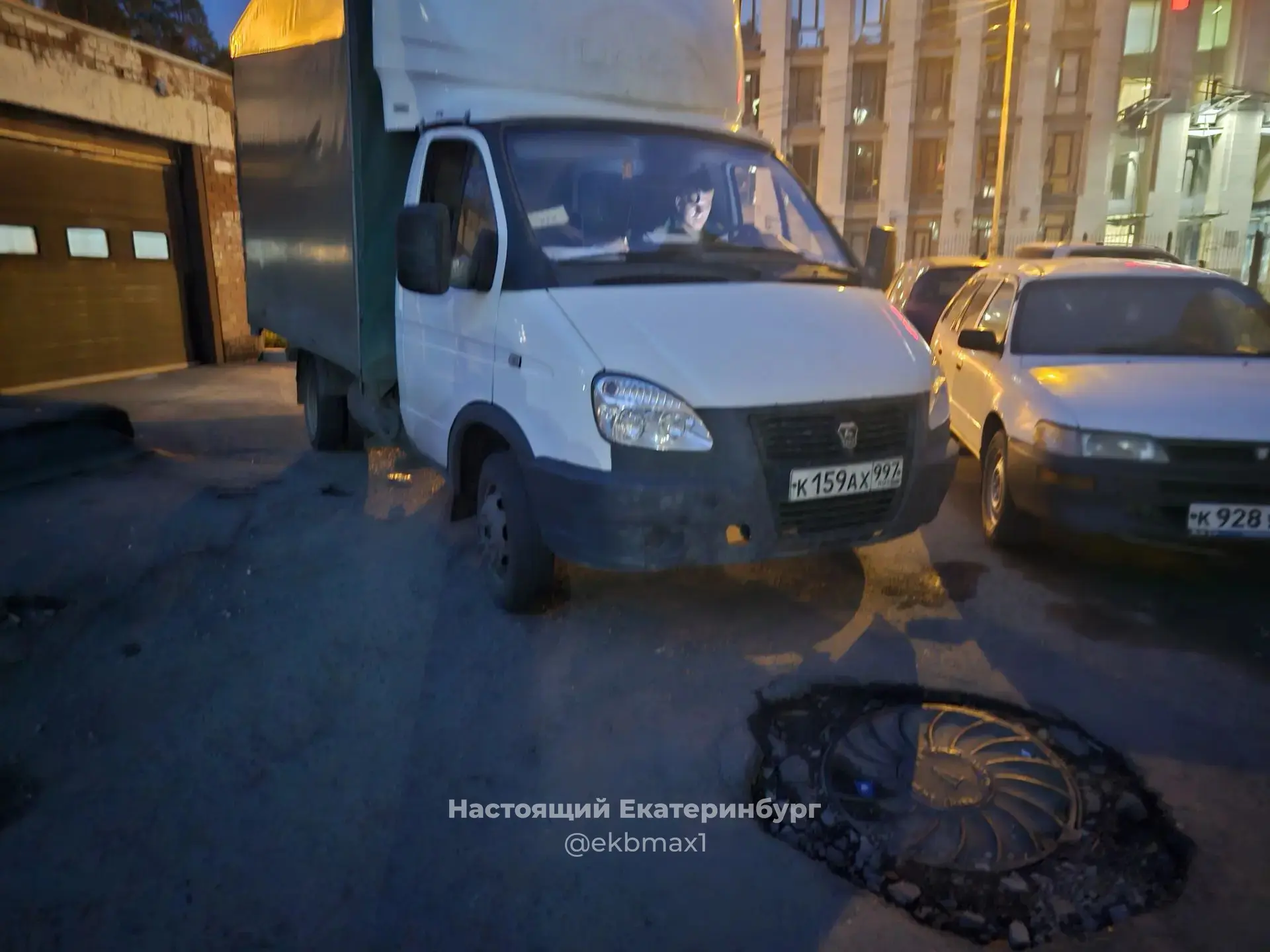 На машине перекрыли вход во двор.