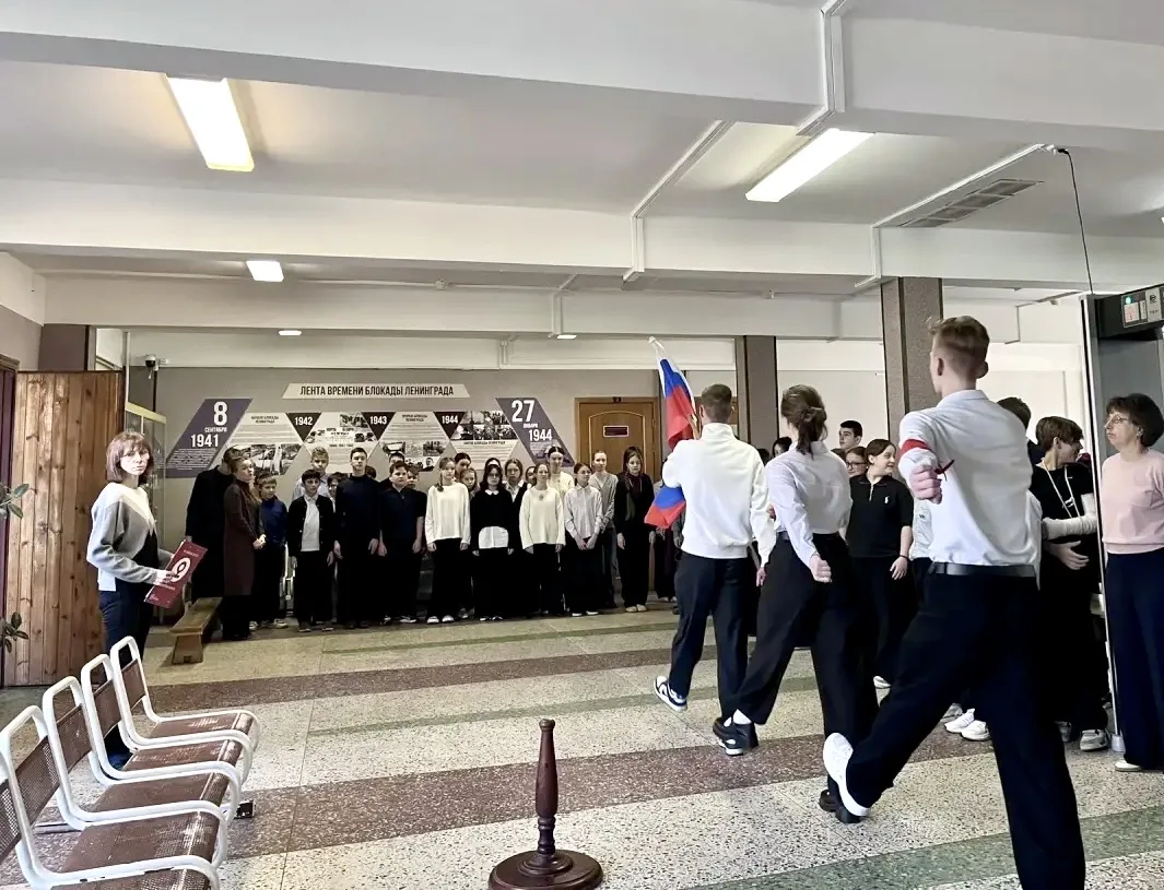 🗓 Новая учебная неделя в нашей школе началась с торжественной церемонии выноса Государственного флаг