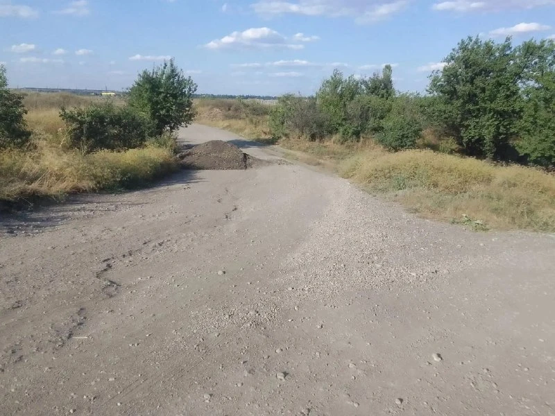 🛣 В Макеевке начали временно отсыпать дороги асфальтовой крошкой