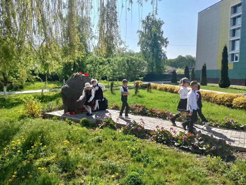 Сегодня у нас был очень насыщенный день! На первом уроке мы (1г класс) сходили к бюсту П.Т.Тутукова,