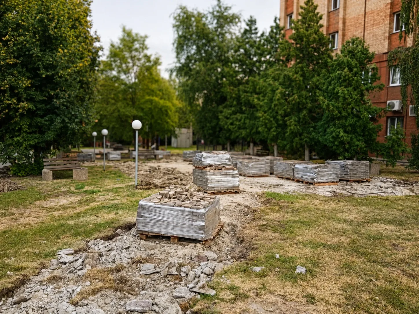 Стартовали работы по благоустройству сквера студенческих отрядов.