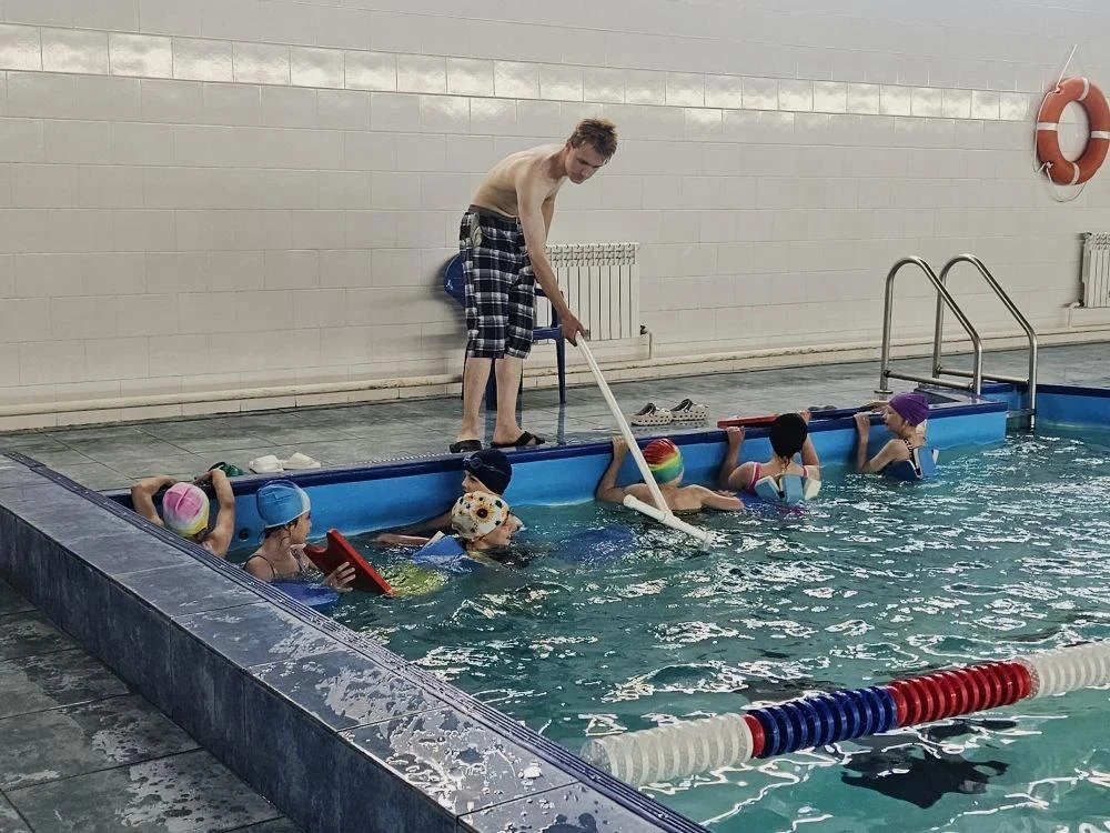 💦8 день лагеря.
Поход в бассейн.🎊
⛱️ Ребятишки, такие разные – одни шустрые юркие рыбки, уже увере