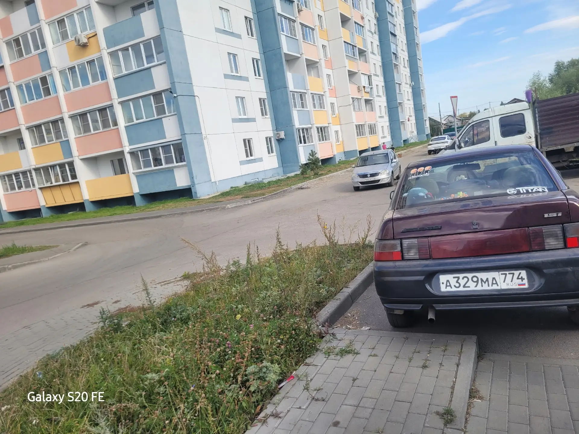В тугайкуле стоит около монетки, прямо перед тротуаром, где заезд на тротуар для колясо...