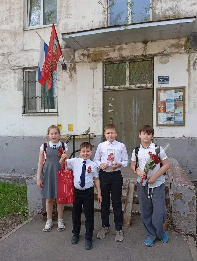 🎖️Ученики 4 «Б» класса навестили свою подшефную — ветерана Любовь Ильиничну Изотову.  Ребята от всей