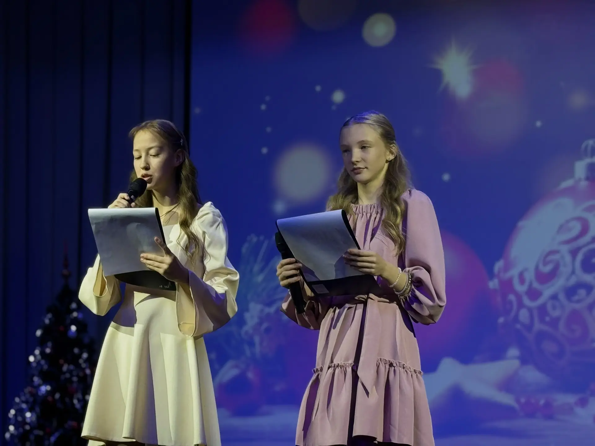 ✨ Сегодня в МОУ «Инженерно-технологическая школа» прошёл яркий и тёплый новогодний концерт!   🎄 Праз