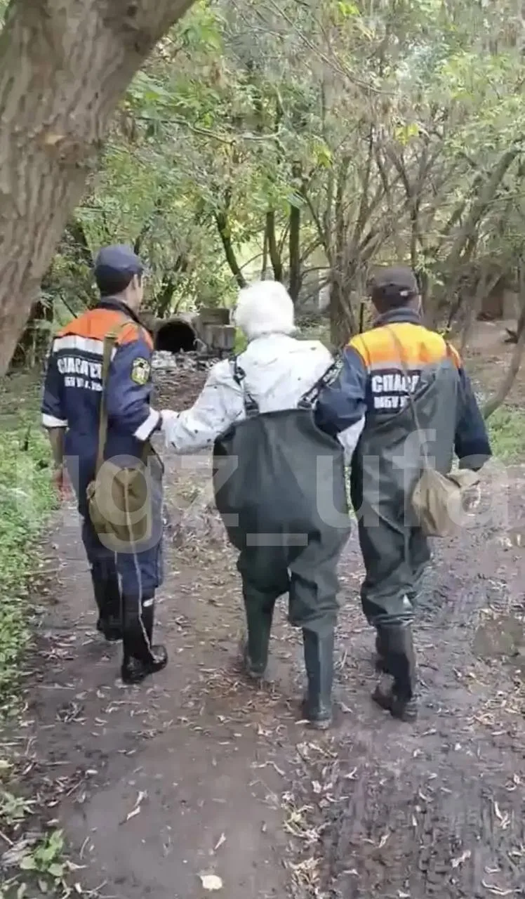 Срезала путь к даче и угодила в трясину: спасатели Уфы помогли 75-летней бабушке