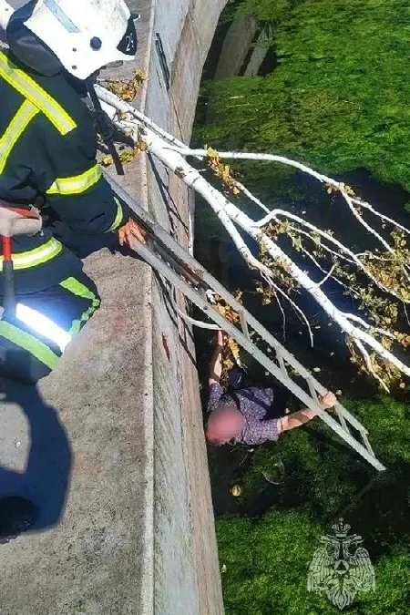 В Мариуполе спасатели помогли мужчине выбраться из реки Кальчик.