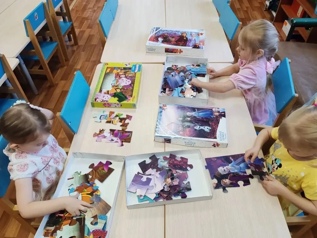 💦Ребята группы "Капельки" любят собирать пазлы 🧩и делают это с большим удовольствием.