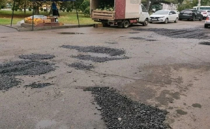 В Азове пенсионер на свой счёт засыпал многолетние ямы возле ж/д вокзала