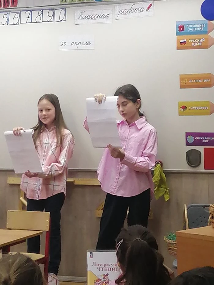 🎭 Пьеса С. Я. Маршака "Двенадцать месяцев"  ​​​​​​​Учащиеся 4 класса "Д" показали первоклассникам от
