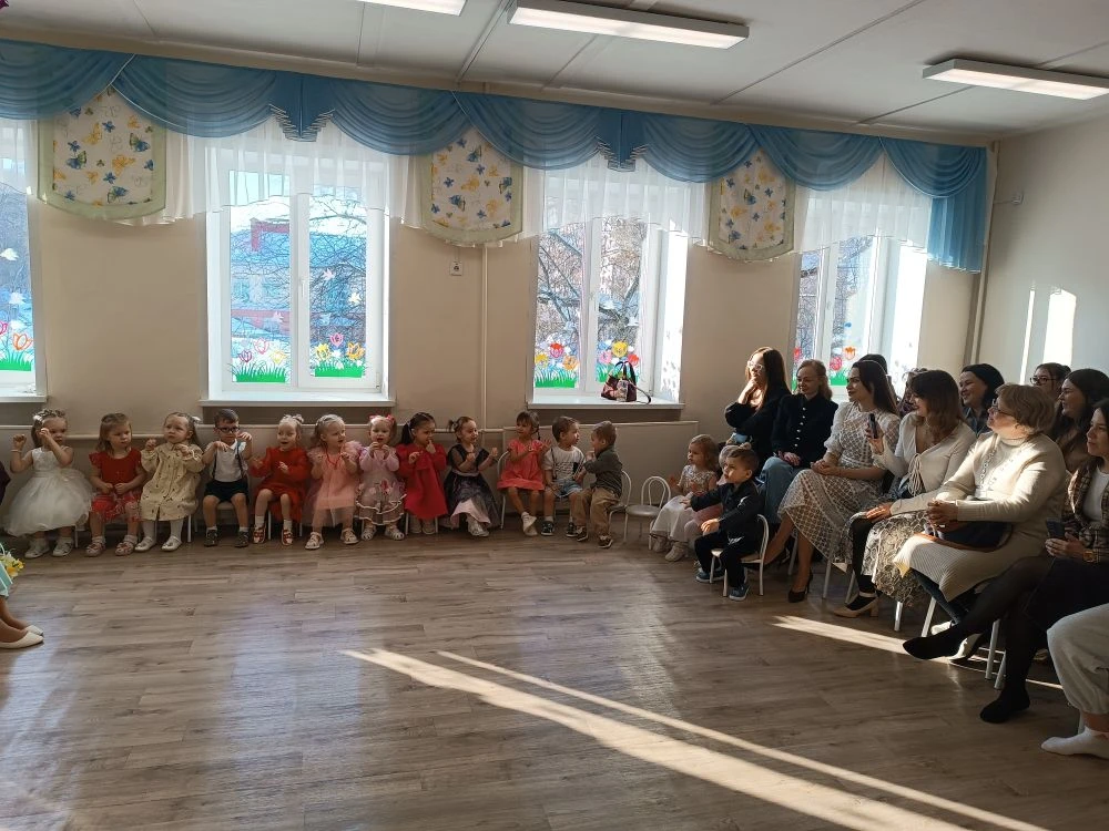"С женским днём поздравим маму,