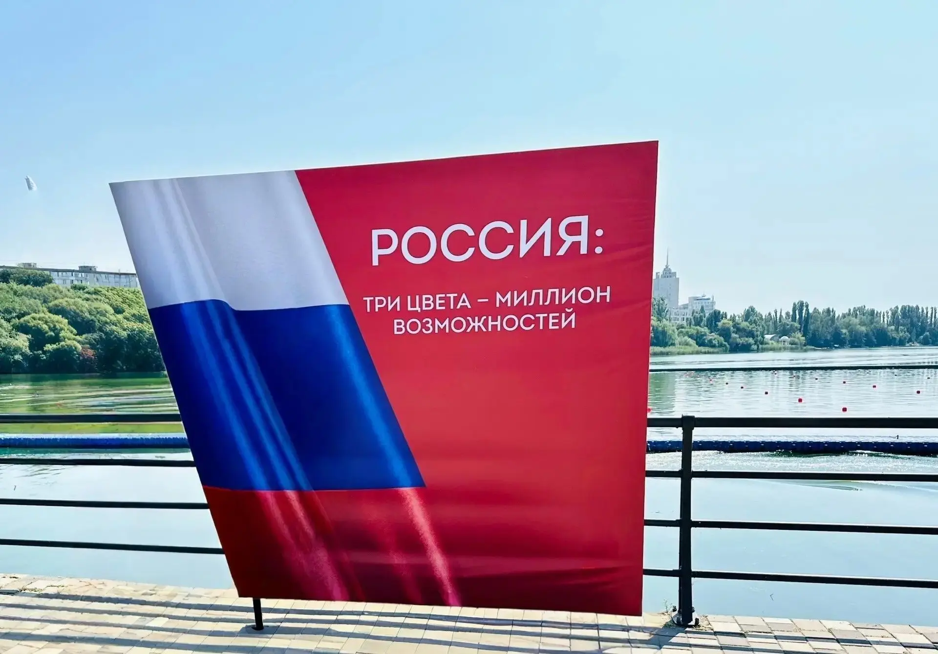 Ко Дню Государственного флага в КУВО «УСЗН Железнодорожного района» устроили праздничны...