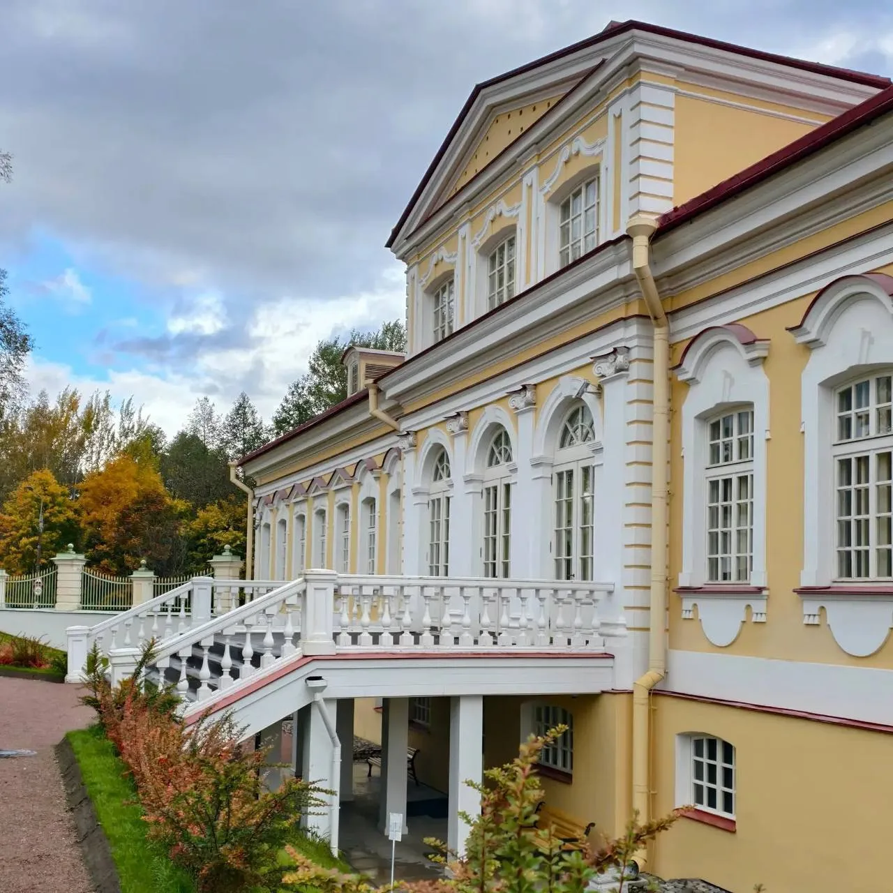 🎭 От оперы до тайн Поднебесной: Картинный дом в Ораниенбауме, где искусство оживает!