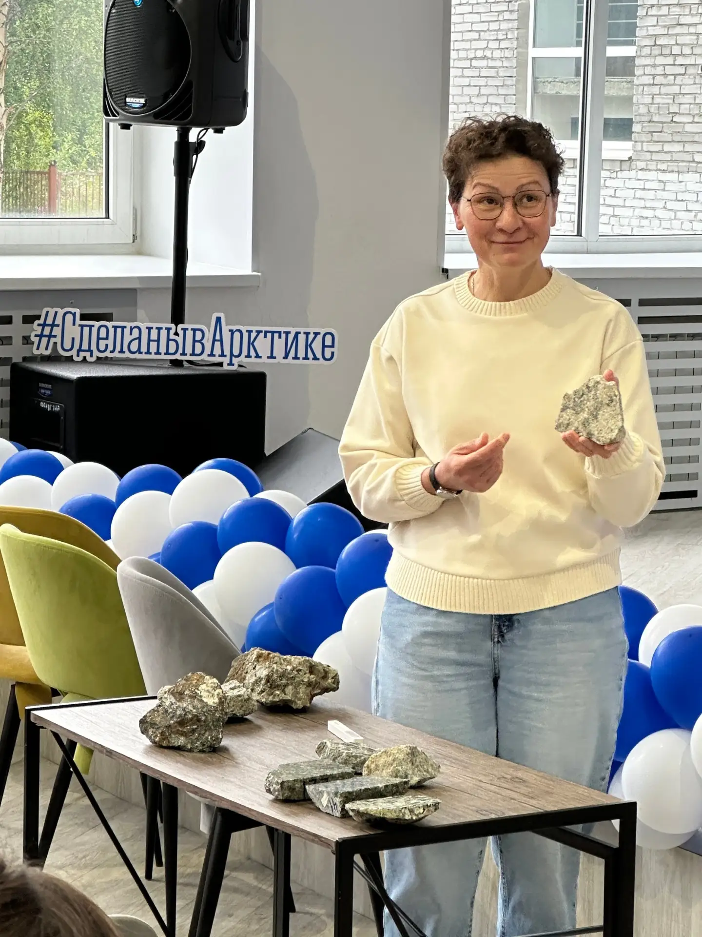 🔬⛰️ Наука не уходит на каникулы – в Апатитском филиале МАУ прошла открытая лекция о геологии Хибин 