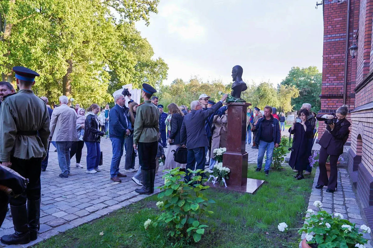 Убитым большевиками в Екатеринбурге поставили два памятника в Гусеве