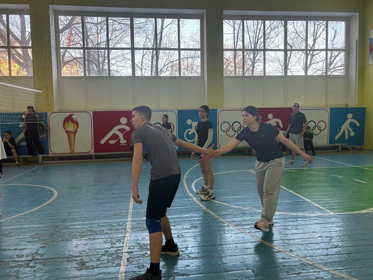 🏐 Волейбольная битва! Сегодня в нашей школе прошло захватывающее первенство по волейболу среди 8-11 