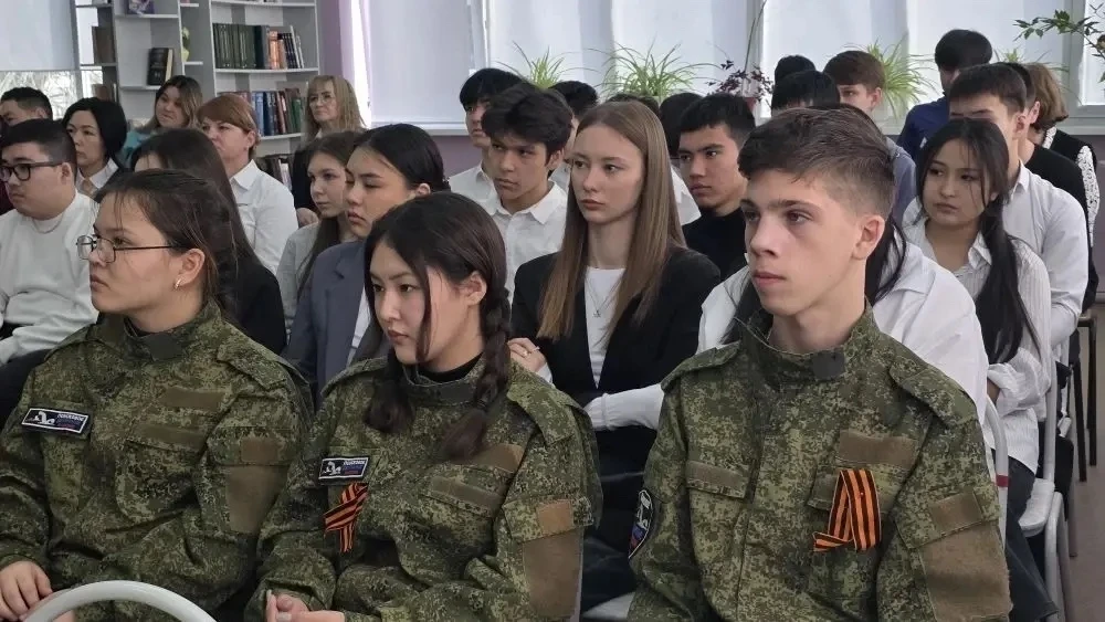 Патриотическое воспитание в действии: участие в форуме «Молодежь за добро и Родину» 📚🎖  Сегодня деле