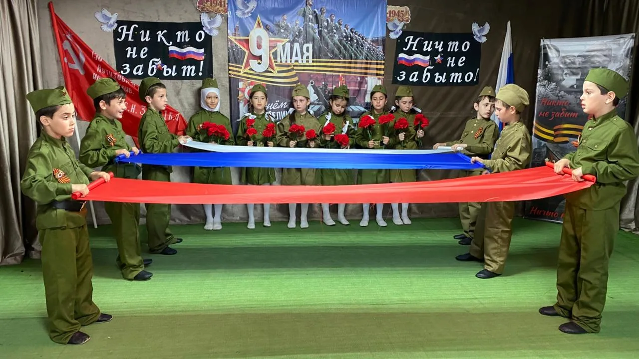 Этот День Победы порохом пропах  Этот праздник с сединою на висках  Это радость со слезами на глазах