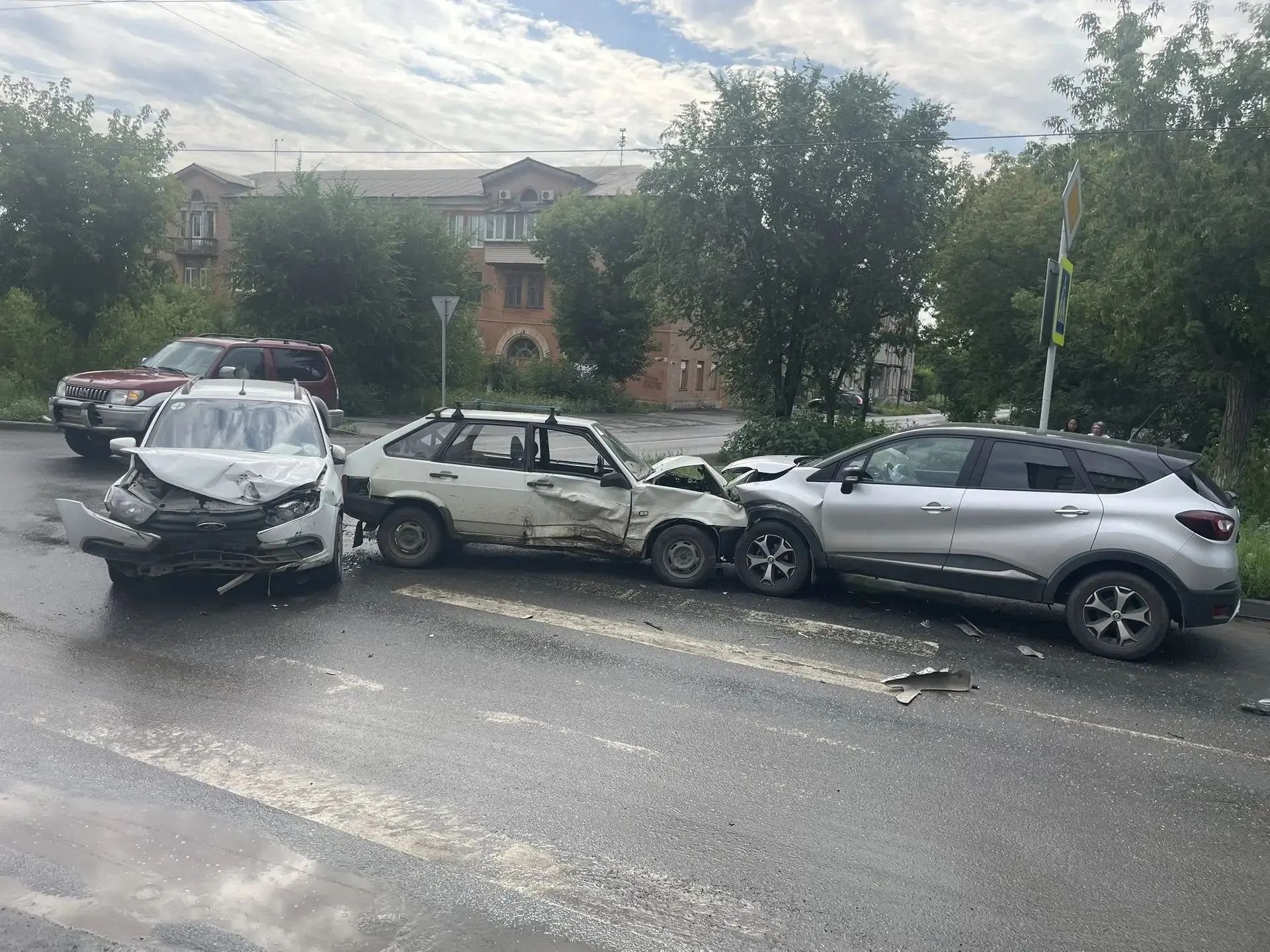 Сотрудники Госавтоинспекции города Орска устанавливают обстоятельства ДТП с участием тр...
