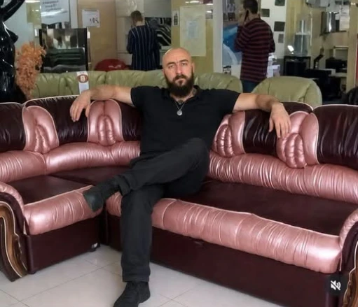 сердцем выбрал мебель, явно!
