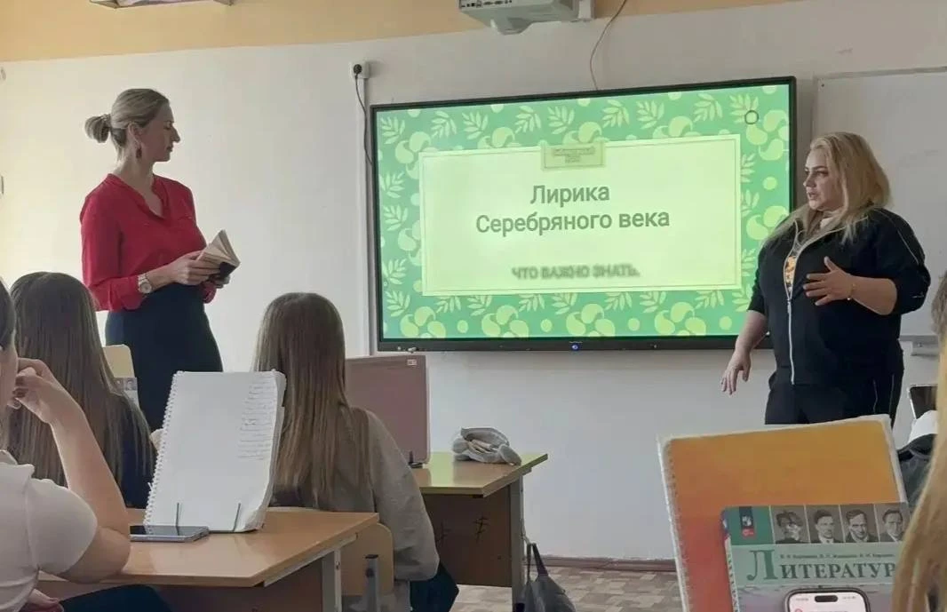 📚Библиотечные уроки!  7️⃣классы погрузились в «Серебряный век»!  Ребята ворвались в эпоху гениев: чи