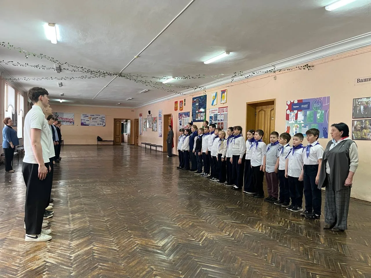 Утро понедельника традиционно началось с поднятия флагов. У всех прошли "Разговоры о важном". Тема: 