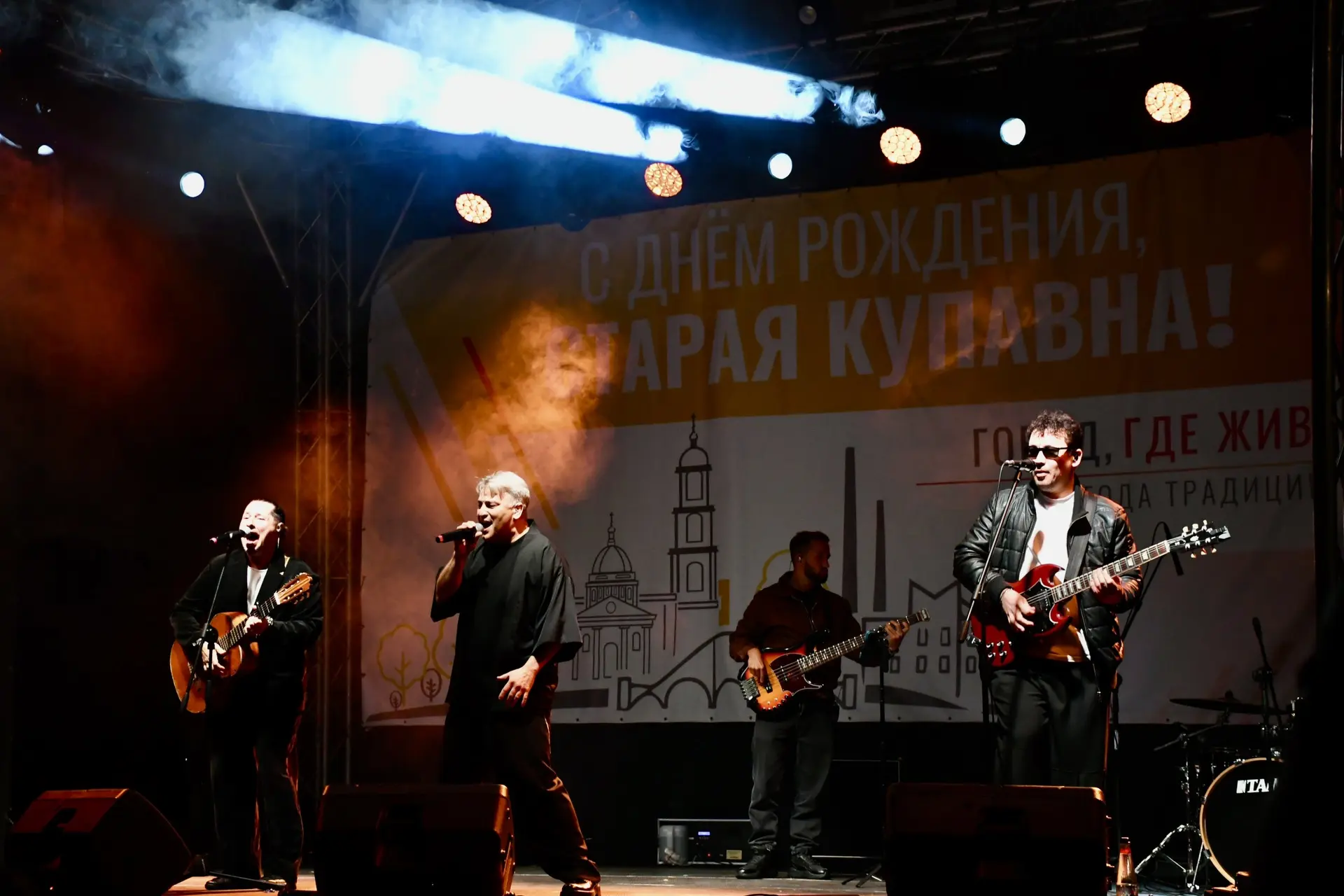 А вот и вечерняя программа – с выступлением наших коллективов и группой «Премьер Минист...
