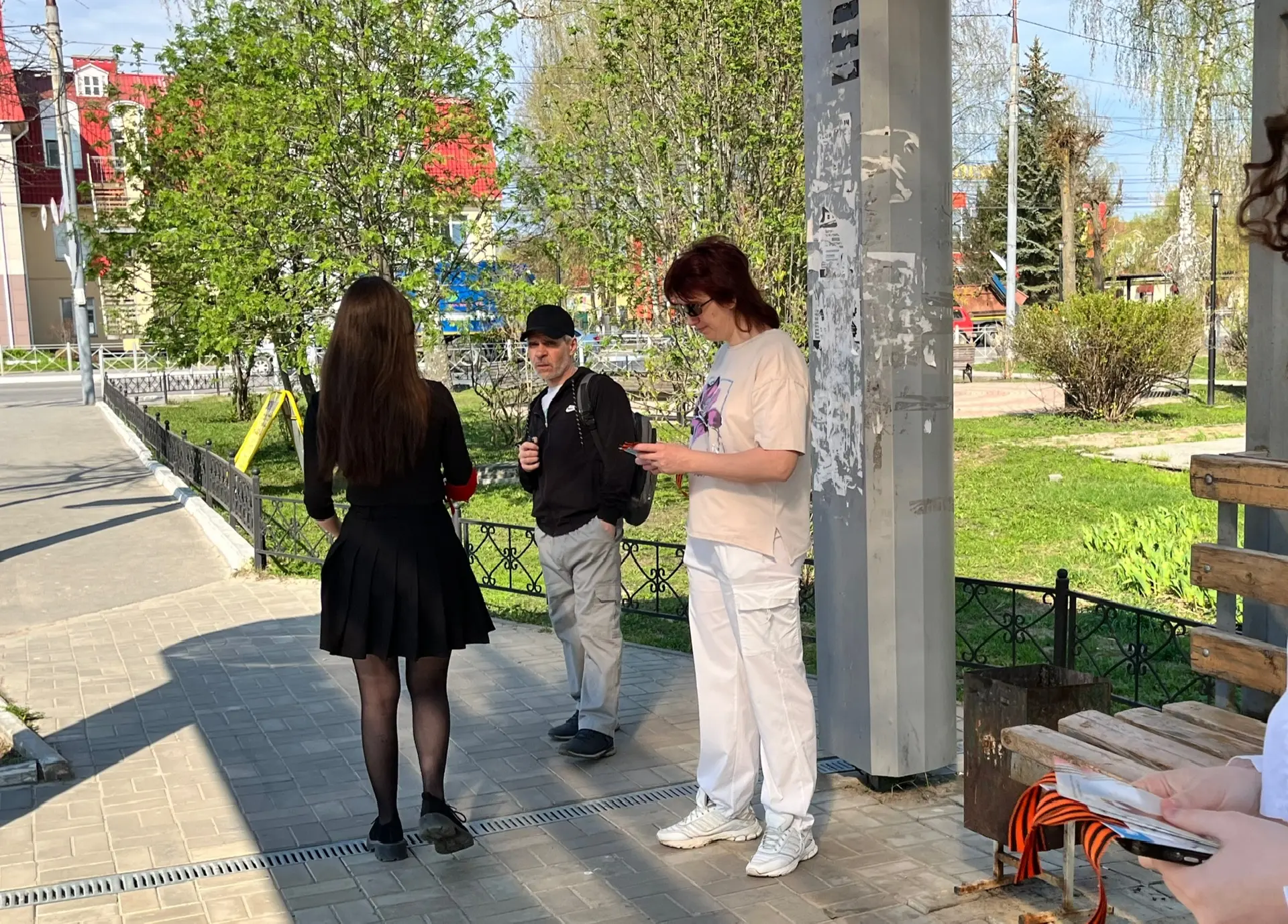 День памяти и уважения: акция «Георгиевская ленточка».  Сегодня учащиеся 10б класса Медведевской гим